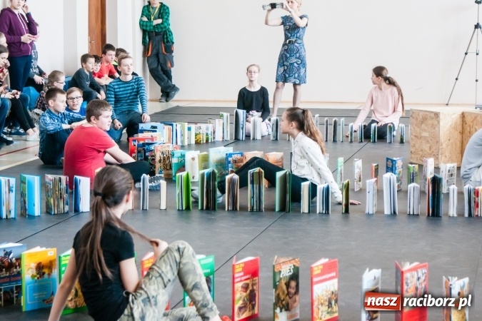 Zdjęcie w galerii na portalu naszraciborz.pl: Zobacz na filmie, jak uczniowie z Ostroga układali książkowe domino wiadomości z regionu