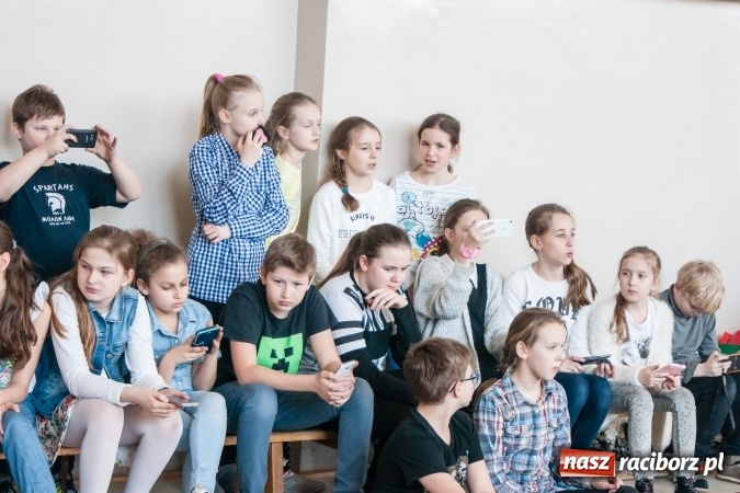 Zdjęcie w galerii na portalu naszraciborz.pl: Zobacz na filmie, jak uczniowie z Ostroga układali książkowe domino wiadomości z regionu