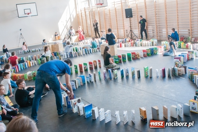 Zdjęcie w galerii na portalu naszraciborz.pl: Zobacz na filmie, jak uczniowie z Ostroga układali książkowe domino wiadomości z regionu