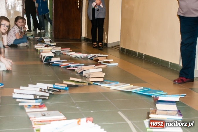 Zdjęcie w galerii na portalu naszraciborz.pl: Zobacz na filmie, jak uczniowie z Ostroga układali książkowe domino wiadomości z regionu