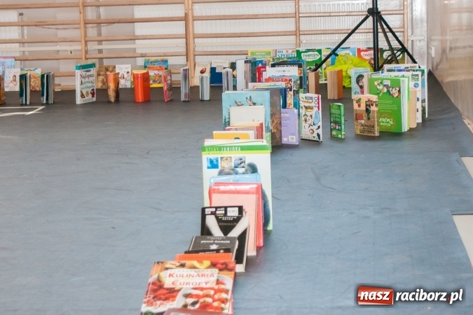 Zdjęcie w galerii na portalu naszraciborz.pl: Zobacz na filmie, jak uczniowie z Ostroga układali książkowe domino wiadomości z regionu