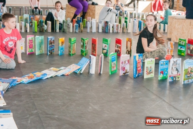 Zdjęcie w galerii na portalu naszraciborz.pl: Zobacz na filmie, jak uczniowie z Ostroga układali książkowe domino wiadomości z regionu