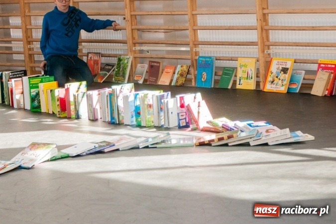 Zdjęcie w galerii na portalu naszraciborz.pl: Zobacz na filmie, jak uczniowie z Ostroga układali książkowe domino wiadomości z regionu