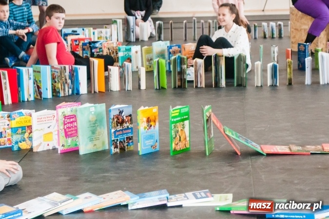 Zdjęcie w galerii na portalu naszraciborz.pl: Zobacz na filmie, jak uczniowie z Ostroga układali książkowe domino wiadomości z regionu