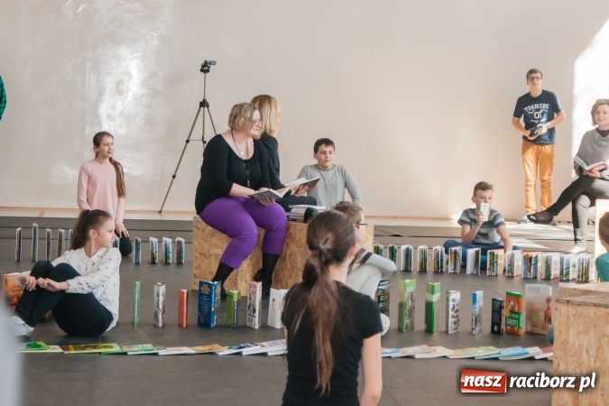 Zdjęcie w galerii na portalu naszraciborz.pl: Zobacz na filmie, jak uczniowie z Ostroga układali książkowe domino wiadomości z regionu