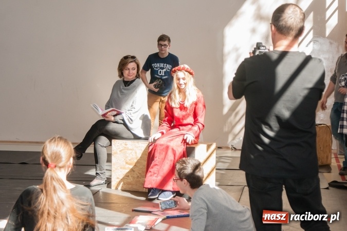 Zdjęcie w galerii na portalu naszraciborz.pl: Zobacz na filmie, jak uczniowie z Ostroga układali książkowe domino wiadomości z regionu