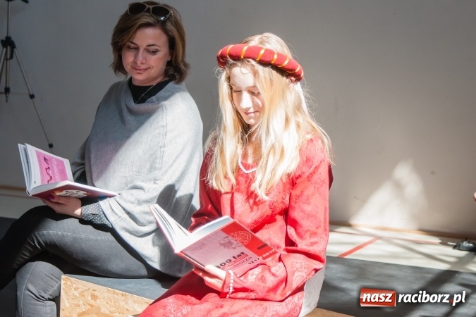 Zdjęcie w galerii na portalu naszraciborz.pl: Zobacz na filmie, jak uczniowie z Ostroga układali książkowe domino wiadomości z regionu