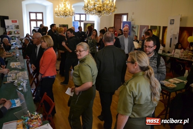 Zdjęcie w galerii na portalu naszraciborz.pl: Ogromna frekwencja na Powiatowych Targach Pracy  wiadomości z regionu