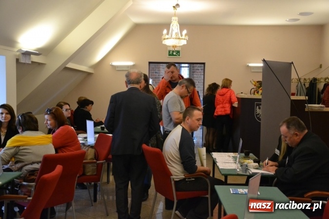 Zdjęcie w galerii na portalu naszraciborz.pl: Ogromna frekwencja na Powiatowych Targach Pracy  wiadomości z regionu