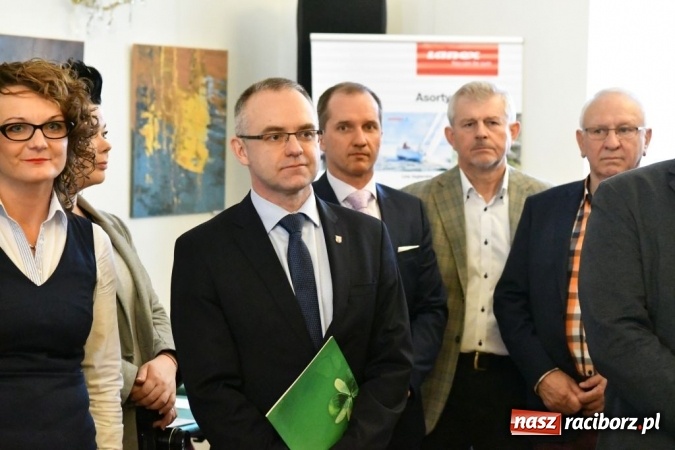 Zdjęcie w galerii na portalu naszraciborz.pl: EKO-OKNA S.A. potrzebują jeszcze 300 pracowników wiadomości z regionu