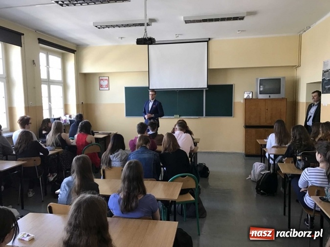 Zdjęcie w galerii na portalu naszraciborz.pl: Młodzież II LO spotkała się z szefem gabinetu ministra sprawiedliwości wiadomości z regionu