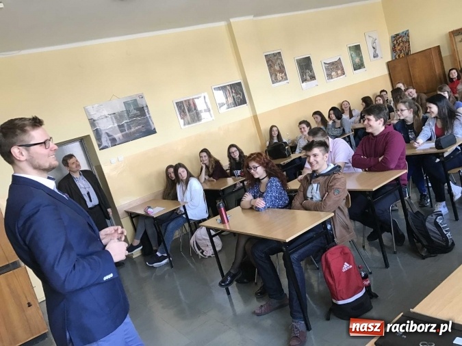 Zdjęcie w galerii na portalu naszraciborz.pl: Młodzież II LO spotkała się z szefem gabinetu ministra sprawiedliwości wiadomości z regionu