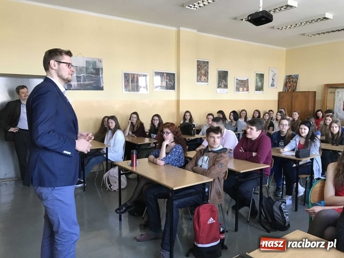 Zdjęcie w galerii na portalu naszraciborz.pl: Młodzież II LO spotkała się z szefem gabinetu ministra sprawiedliwości wiadomości z regionu