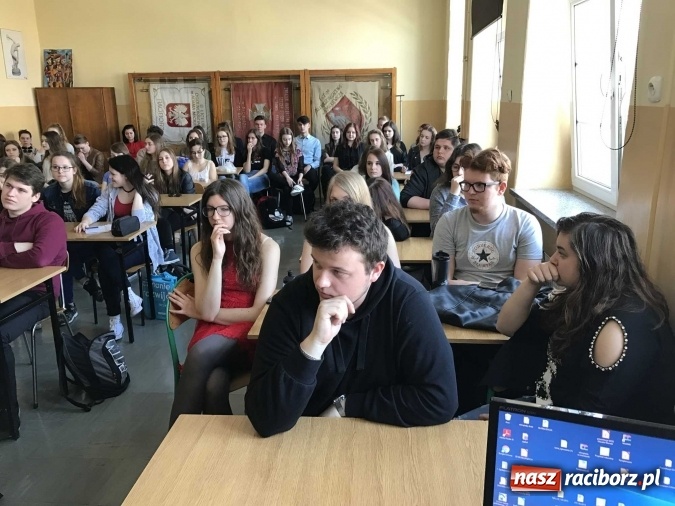 Zdjęcie w galerii na portalu naszraciborz.pl: Młodzież II LO spotkała się z szefem gabinetu ministra sprawiedliwości wiadomości z regionu