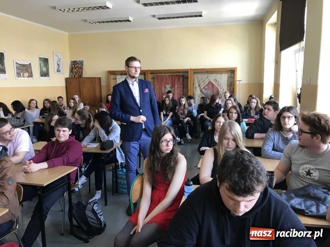Zdjęcie w galerii na portalu naszraciborz.pl: Młodzież II LO spotkała się z szefem gabinetu ministra sprawiedliwości wiadomości z regionu