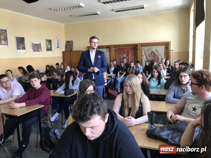 Zdjęcie w galerii na portalu naszraciborz.pl: Młodzież II LO spotkała się z szefem gabinetu ministra sprawiedliwości wiadomości z regionu