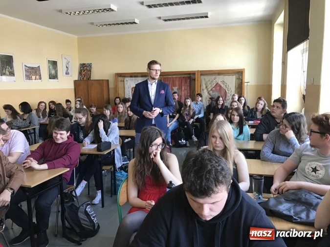 Zdjęcie w galerii na portalu naszraciborz.pl: Młodzież II LO spotkała się z szefem gabinetu ministra sprawiedliwości wiadomości z regionu