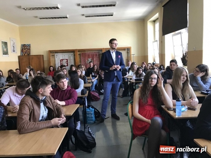 Zdjęcie w galerii na portalu naszraciborz.pl: Młodzież II LO spotkała się z szefem gabinetu ministra sprawiedliwości wiadomości z regionu