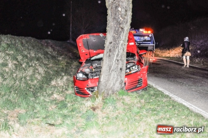 Zdjęcie w galerii na portalu naszraciborz.pl: Golf uderzył w drzewo na trasie Krowiarki-Tłustomosty wiadomości z regionu