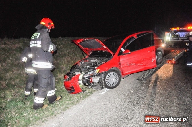 Zdjęcie w galerii na portalu naszraciborz.pl: Golf uderzył w drzewo na trasie Krowiarki-Tłustomosty wiadomości z regionu
