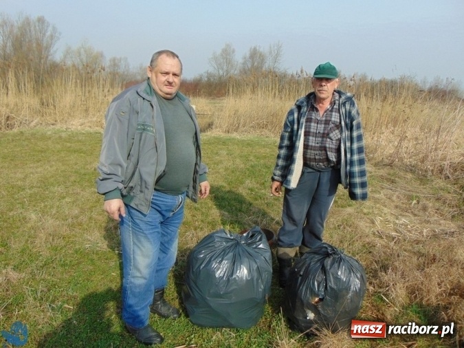 Zdjęcie w galerii na portalu naszraciborz.pl: Wędkarze z Koła Racibórz-Miasto sprzątali łowiska na Ostrogu wiadomości z regionu