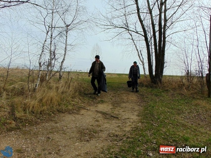 Zdjęcie w galerii na portalu naszraciborz.pl: Wędkarze z Koła Racibórz-Miasto sprzątali łowiska na Ostrogu wiadomości z regionu