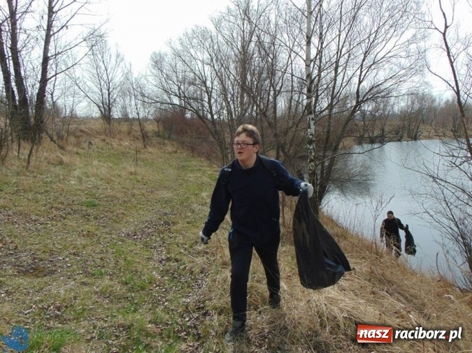 Zdjęcie w galerii na portalu naszraciborz.pl: Wędkarze z Koła Racibórz-Miasto sprzątali łowiska na Ostrogu wiadomości z regionu