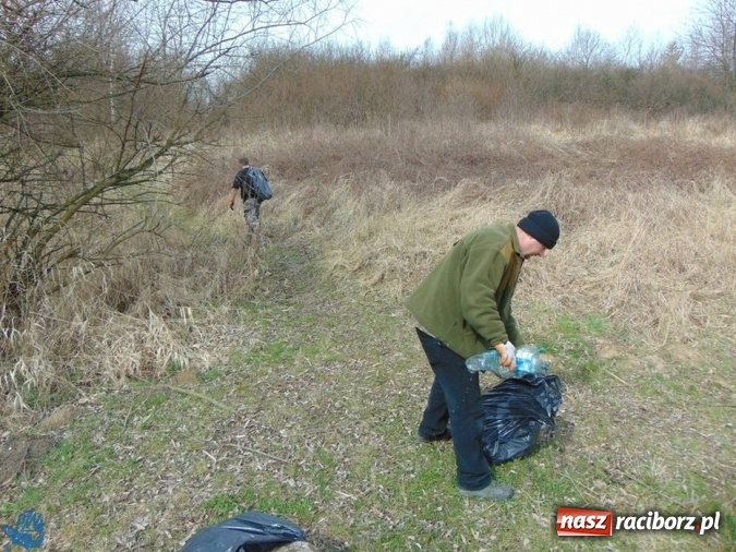 Zdjęcie w galerii na portalu naszraciborz.pl: Wędkarze z Koła Racibórz-Miasto sprzątali łowiska na Ostrogu wiadomości z regionu