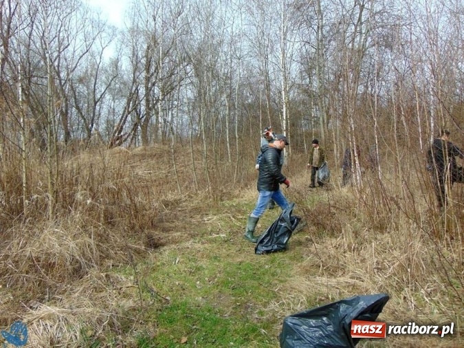 Zdjęcie w galerii na portalu naszraciborz.pl: Wędkarze z Koła Racibórz-Miasto sprzątali łowiska na Ostrogu wiadomości z regionu