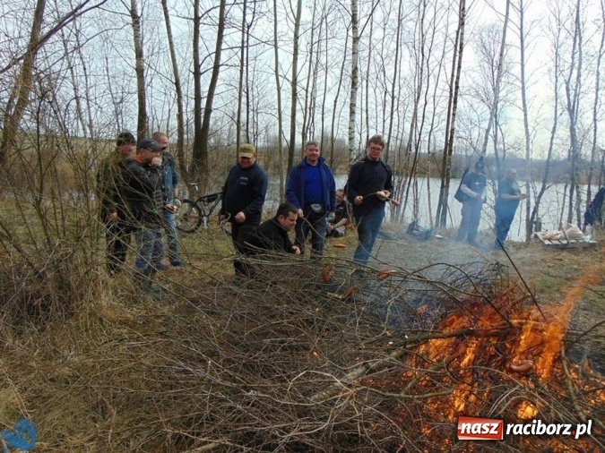 Zdjęcie w galerii na portalu naszraciborz.pl: Wędkarze z Koła Racibórz-Miasto sprzątali łowiska na Ostrogu wiadomości z regionu