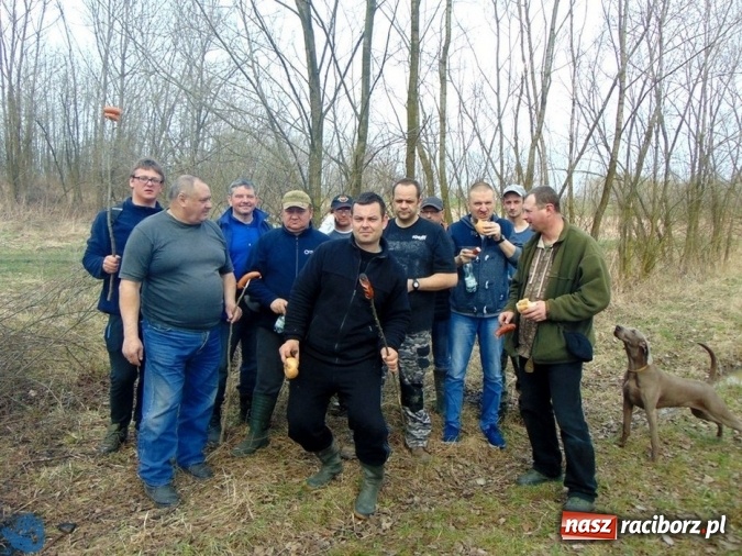 Zdjęcie w galerii na portalu naszraciborz.pl: Wędkarze z Koła Racibórz-Miasto sprzątali łowiska na Ostrogu wiadomości z regionu