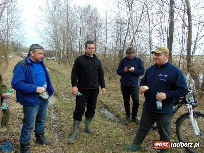 Zdjęcie w galerii na portalu naszraciborz.pl: Wędkarze z Koła Racibórz-Miasto sprzątali łowiska na Ostrogu wiadomości z regionu