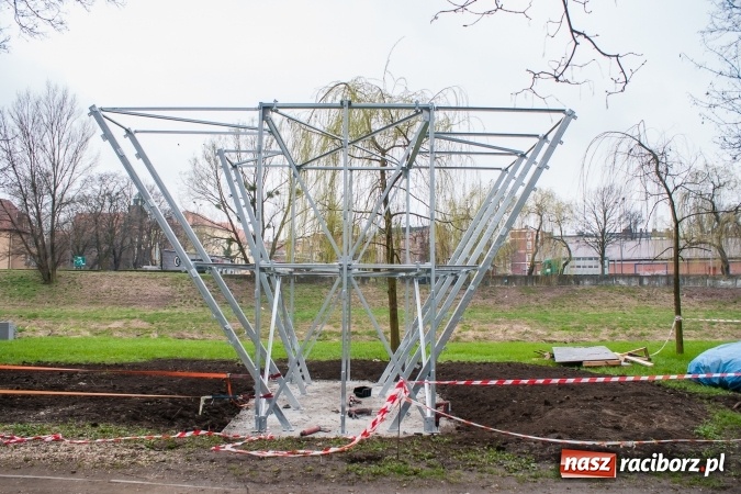 Zdjęcie w galerii na portalu naszraciborz.pl: W parku Zamkowym powstaje ścianka wspinaczkowa wiadomości z regionu