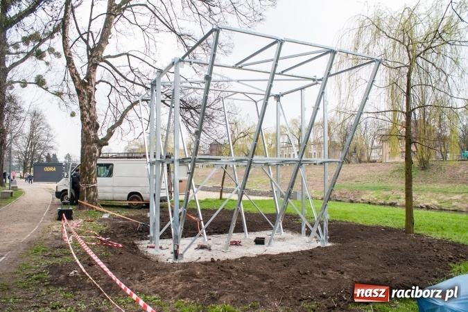 Zdjęcie w galerii na portalu naszraciborz.pl: W parku Zamkowym powstaje ścianka wspinaczkowa wiadomości z regionu