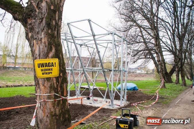 Zdjęcie w galerii na portalu naszraciborz.pl: W parku Zamkowym powstaje ścianka wspinaczkowa wiadomości z regionu