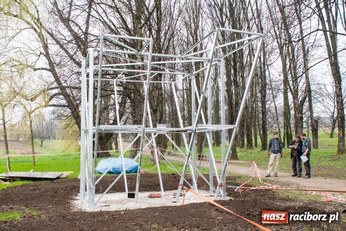 Zdjęcie w galerii na portalu naszraciborz.pl: W parku Zamkowym powstaje ścianka wspinaczkowa wiadomości z regionu