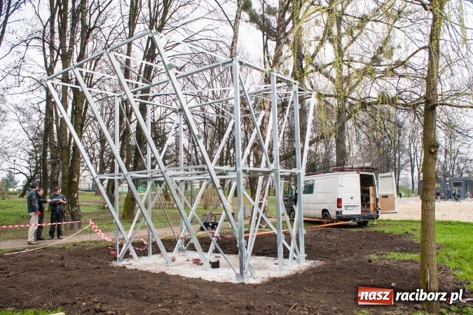 Zdjęcie w galerii na portalu naszraciborz.pl: W parku Zamkowym powstaje ścianka wspinaczkowa wiadomości z regionu