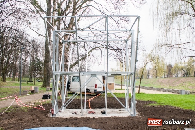 Zdjęcie w galerii na portalu naszraciborz.pl: W parku Zamkowym powstaje ścianka wspinaczkowa wiadomości z regionu