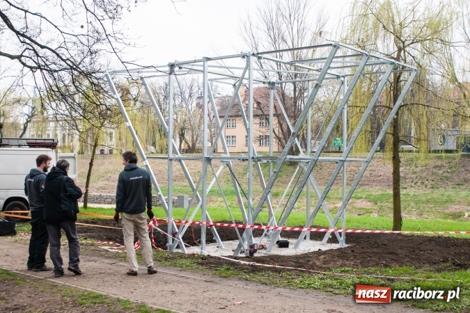 Zdjęcie w galerii na portalu naszraciborz.pl: W parku Zamkowym powstaje ścianka wspinaczkowa wiadomości z regionu