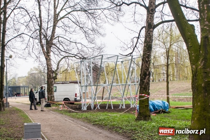 Zdjęcie w galerii na portalu naszraciborz.pl: W parku Zamkowym powstaje ścianka wspinaczkowa wiadomości z regionu