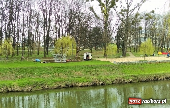 Zdjęcie w galerii na portalu naszraciborz.pl: W parku Zamkowym powstaje ścianka wspinaczkowa wiadomości z regionu