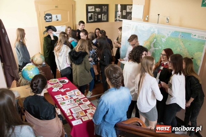 Zdjęcie w galerii na portalu naszraciborz.pl: Czarowanie gimnazjalist&oacute;w, czyli dni otwarte w raciborskich szkołach ponadgimnazjalnych wiadomości z regionu