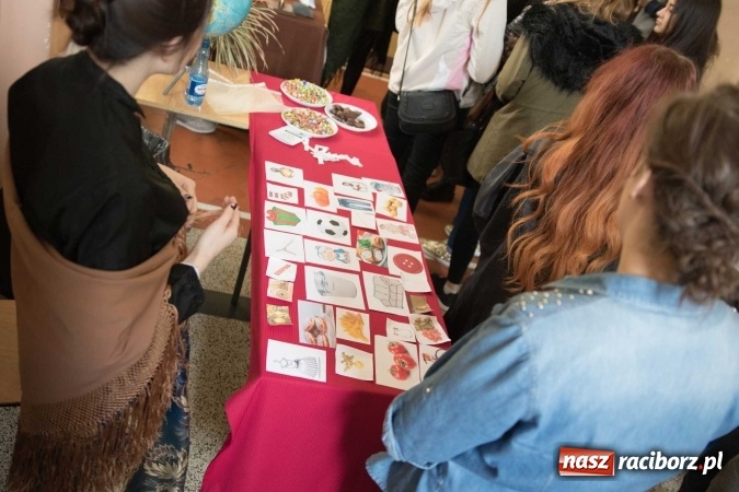 Zdjęcie w galerii na portalu naszraciborz.pl: Czarowanie gimnazjalist&oacute;w, czyli dni otwarte w raciborskich szkołach ponadgimnazjalnych wiadomości z regionu