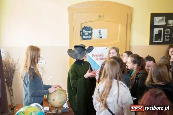 Zdjęcie w galerii na portalu naszraciborz.pl: Czarowanie gimnazjalist&oacute;w, czyli dni otwarte w raciborskich szkołach ponadgimnazjalnych wiadomości z regionu