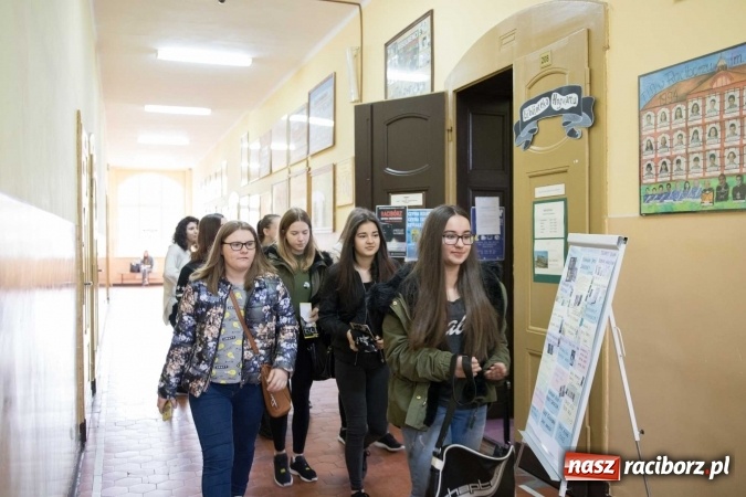 Zdjęcie w galerii na portalu naszraciborz.pl: Czarowanie gimnazjalist&oacute;w, czyli dni otwarte w raciborskich szkołach ponadgimnazjalnych wiadomości z regionu