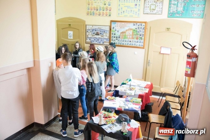 Zdjęcie w galerii na portalu naszraciborz.pl: Czarowanie gimnazjalist&oacute;w, czyli dni otwarte w raciborskich szkołach ponadgimnazjalnych wiadomości z regionu