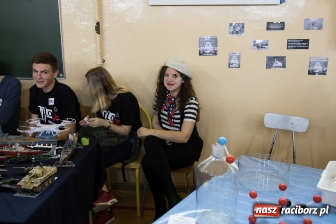 Zdjęcie w galerii na portalu naszraciborz.pl: Czarowanie gimnazjalist&oacute;w, czyli dni otwarte w raciborskich szkołach ponadgimnazjalnych wiadomości z regionu