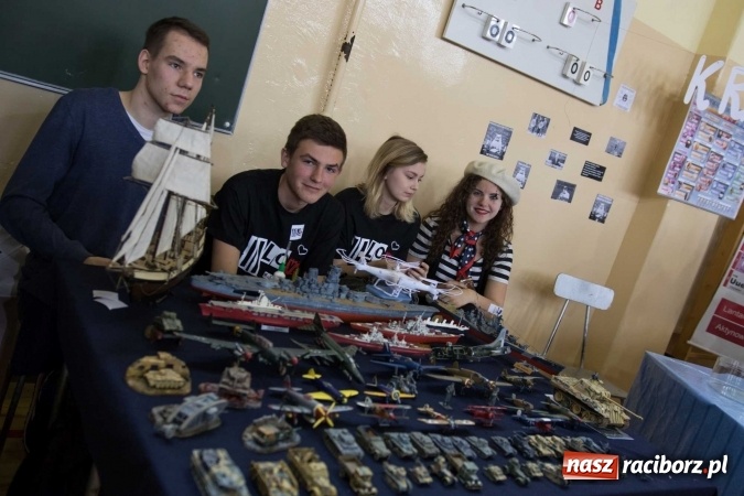 Zdjęcie w galerii na portalu naszraciborz.pl: Czarowanie gimnazjalist&oacute;w, czyli dni otwarte w raciborskich szkołach ponadgimnazjalnych wiadomości z regionu