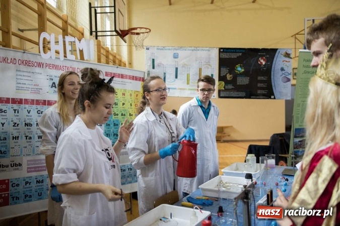 Zdjęcie w galerii na portalu naszraciborz.pl: Czarowanie gimnazjalist&oacute;w, czyli dni otwarte w raciborskich szkołach ponadgimnazjalnych wiadomości z regionu