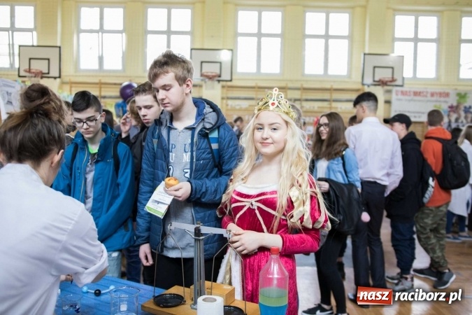 Zdjęcie w galerii na portalu naszraciborz.pl: Czarowanie gimnazjalist&oacute;w, czyli dni otwarte w raciborskich szkołach ponadgimnazjalnych wiadomości z regionu